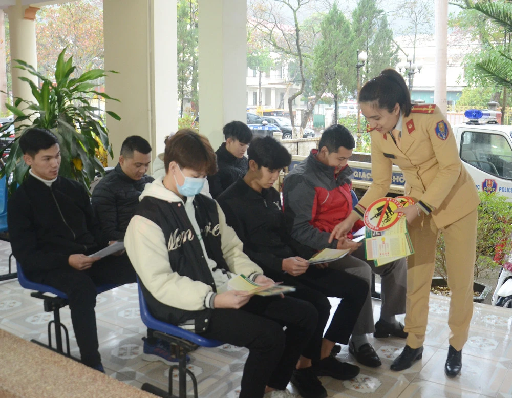 Phát tờ rơi giới thiệu và hướng dẫn dịch vụ công trực tuyến trong lĩnh vực giao thông. Hướng dẫn người dân quét mã QR để thực hiện dịch vụ công trực tuyến trong lĩnh vực giao thông.