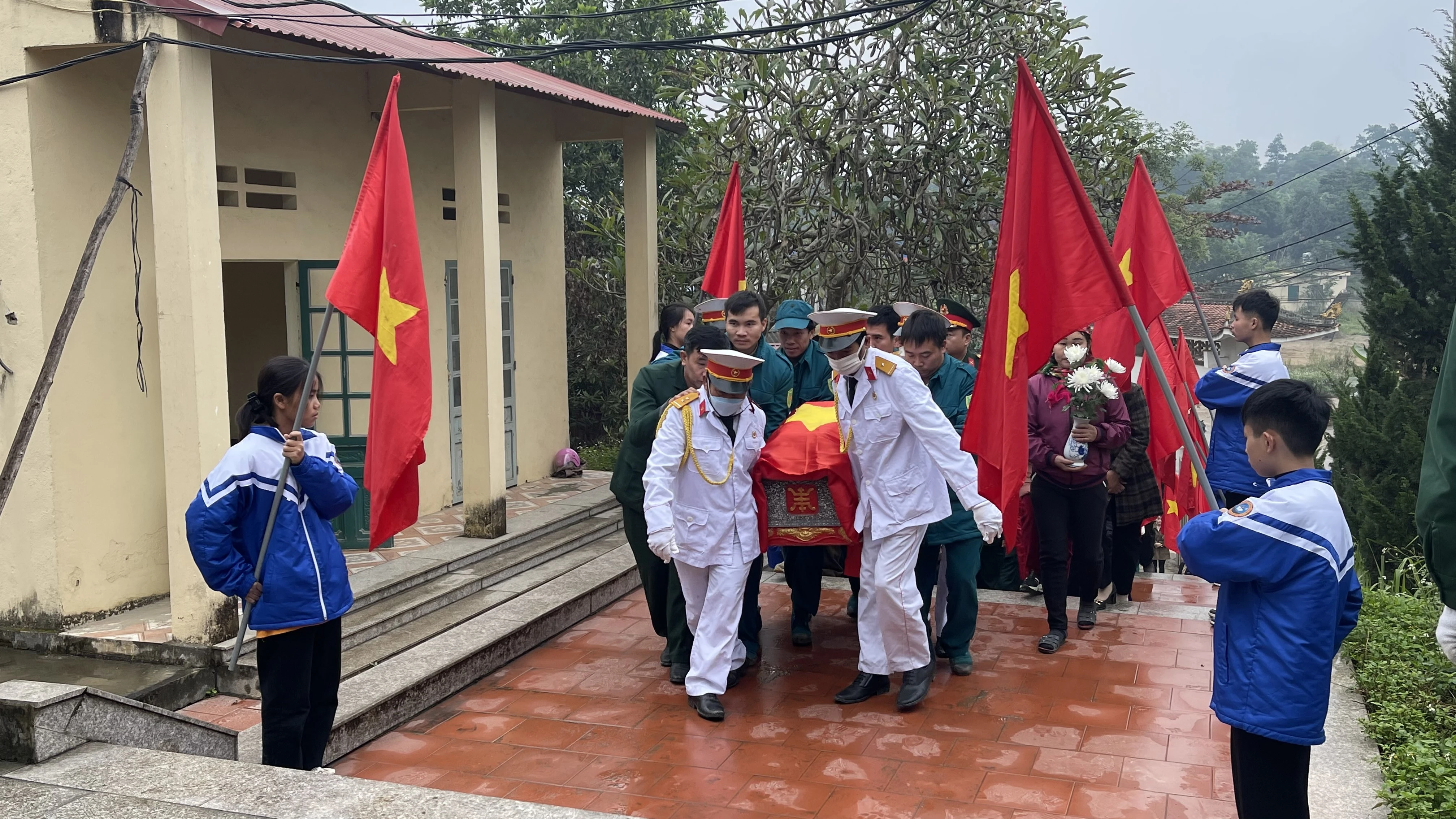 Nghi thức an táng hài cốt liệt sỹ Hoàng Văn Tinh.