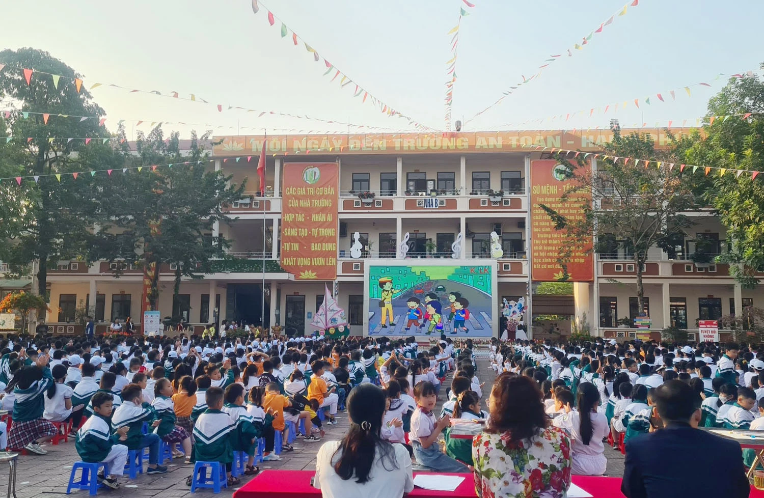 30 học sinh tham dự cuộc thi vẽ tranh "Thiếu nhi Lào Cai với an toàn giao thông" ảnh 1