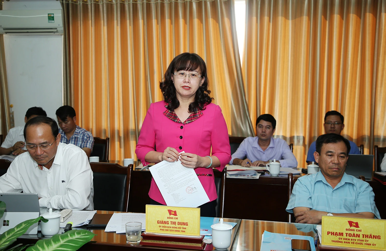 Các đại biểu phát biểu ý kiến tại buổi làm việc với Báo Lào Cai.