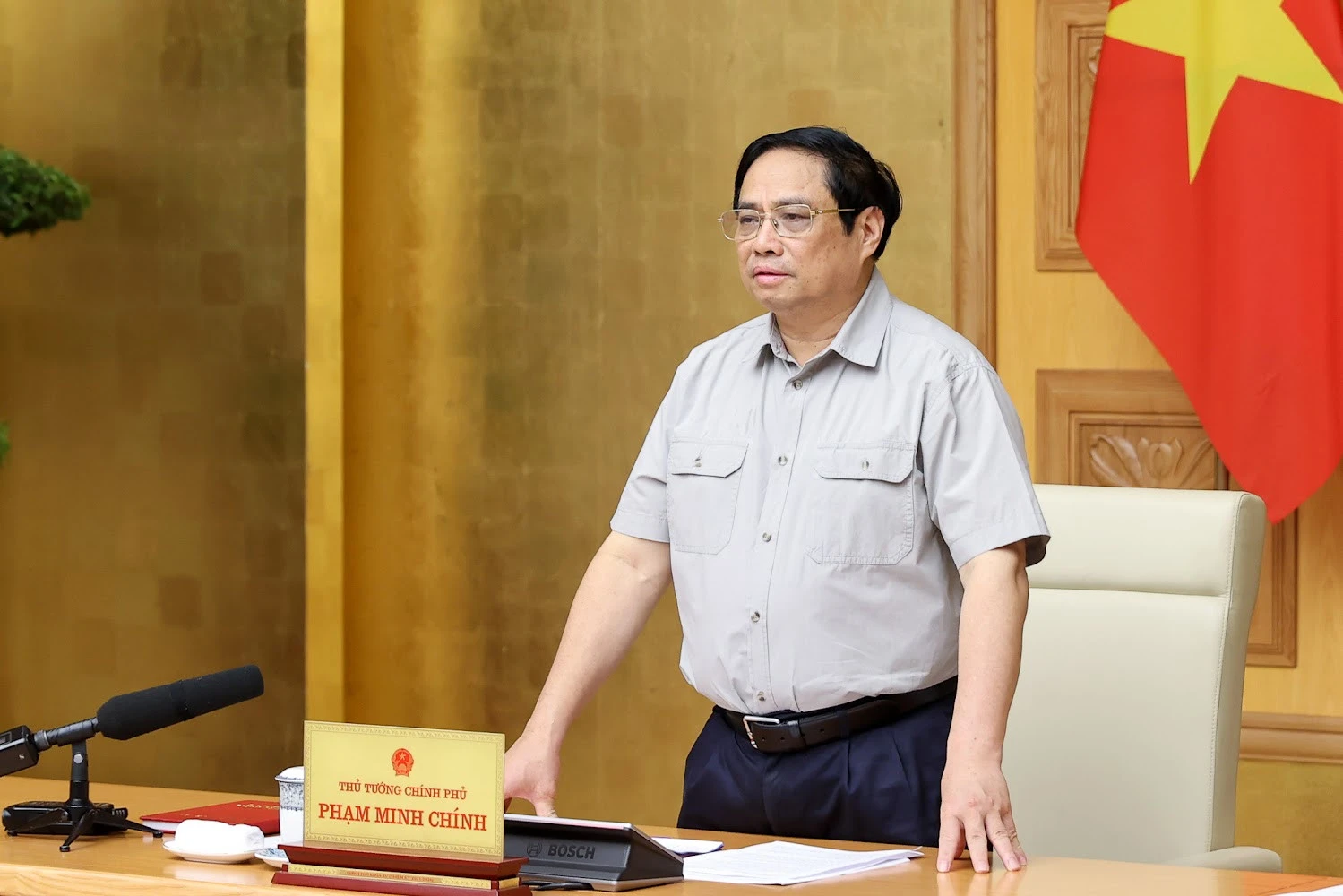 Thủ tướng nhấn mạnh: Phải có phương án giảm thiểu tối đa thiệt hại về người, tài sản, di sản, điều kiện, sinh kế của người dân; phải bảo vệ tính mạng, tài sản người dân ngay từ khi bão chưa đổ bộ bởi "phòng hơn chống".