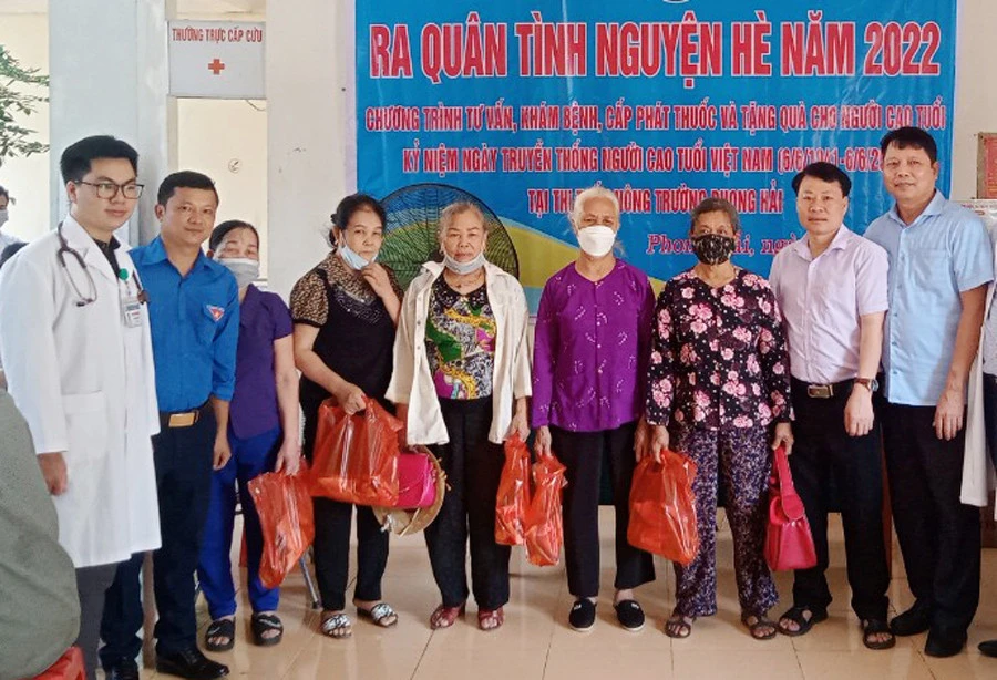 Ông Nguyễn Biên Cương (phải ảnh) thường xuyên đồng hành trong các chương trình tình nguyện.