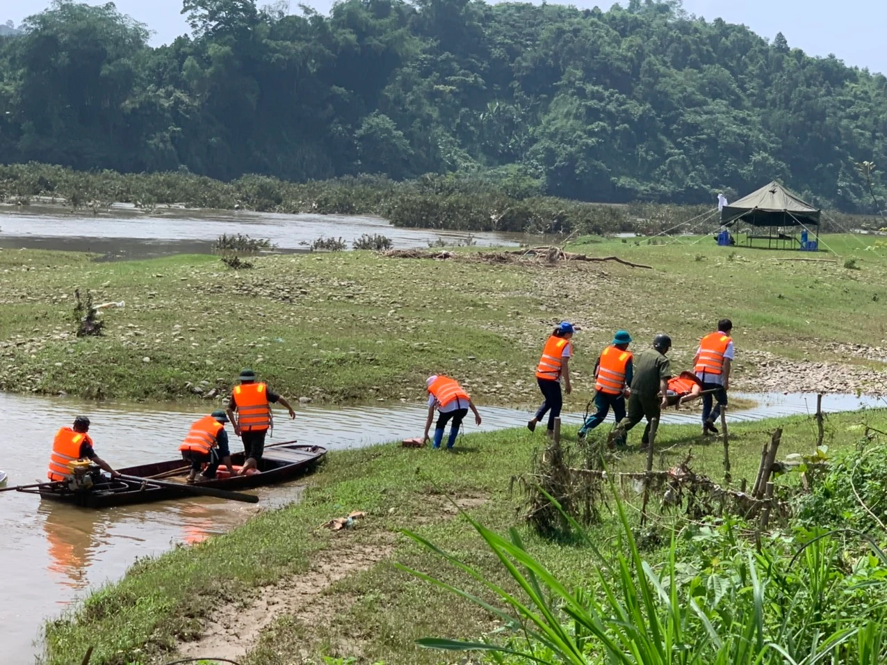Thành phố Lào Cai, huyện Bảo Thắng: Diễn tập ứng phó bão, lũ và tìm kiếm cứu nạn ảnh 10