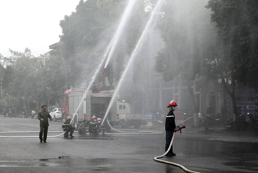 Xe chữa cháy áp sát khu dân cư. Lượng lực chức năng phối hợp nhịp nhàng dập tắt đám cháy.