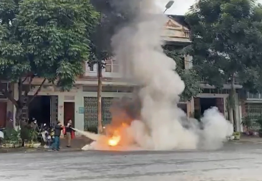 Dập lửa nhanh bằng bình chữa cháy.