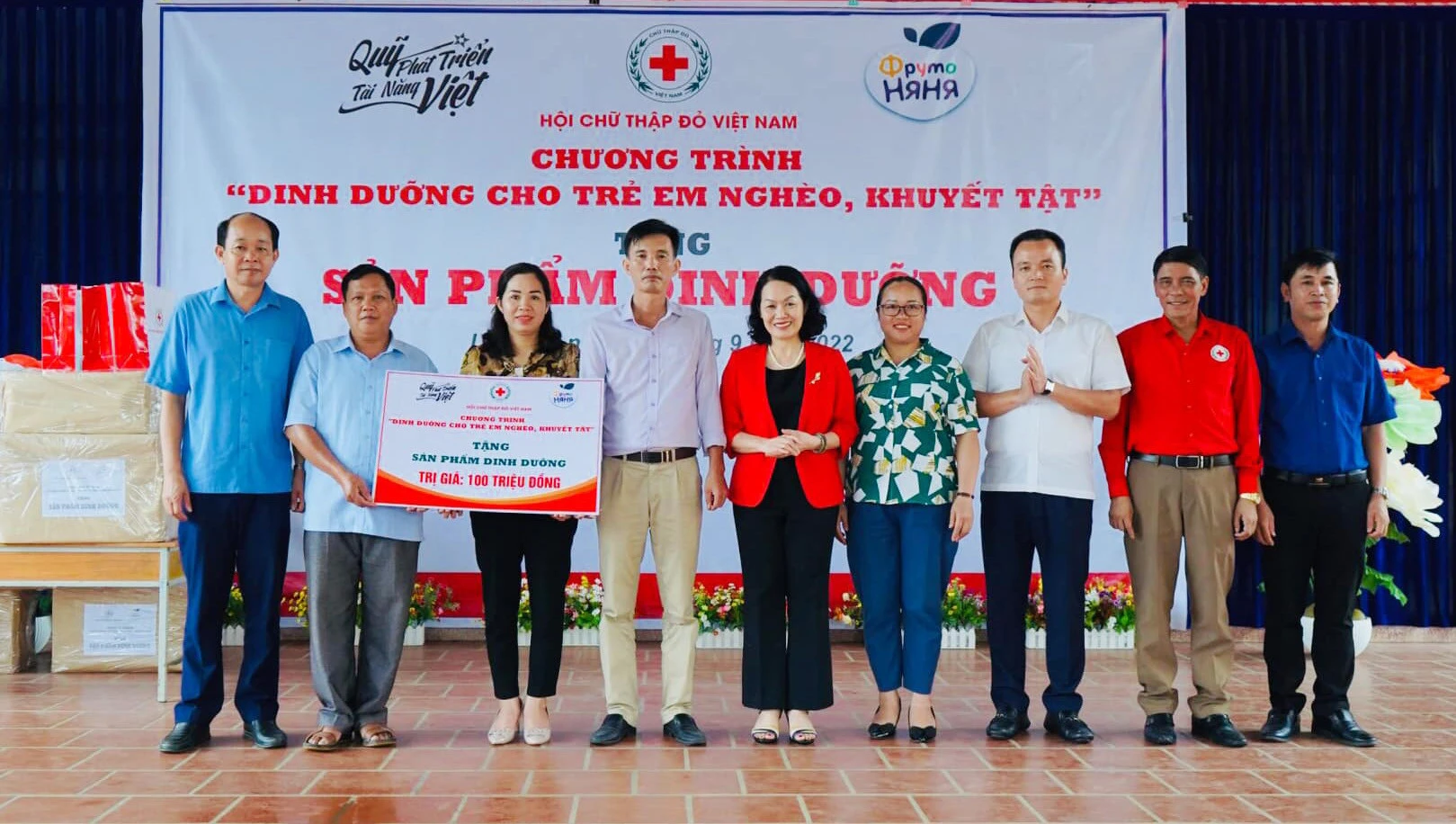 Hội Chữ thập đỏ Việt Nam trao tặng quà cho các trường học trên địa bàn xã Thanh Bình với tổng giá trị 100 triệu đồng.