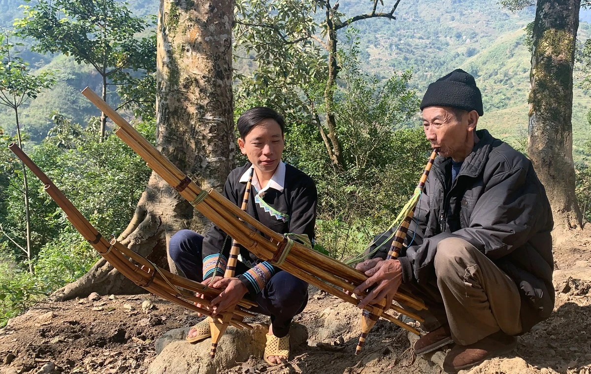 Ông Vàng A Páo dạy thổi khèn cho các thành viên trong CLB.