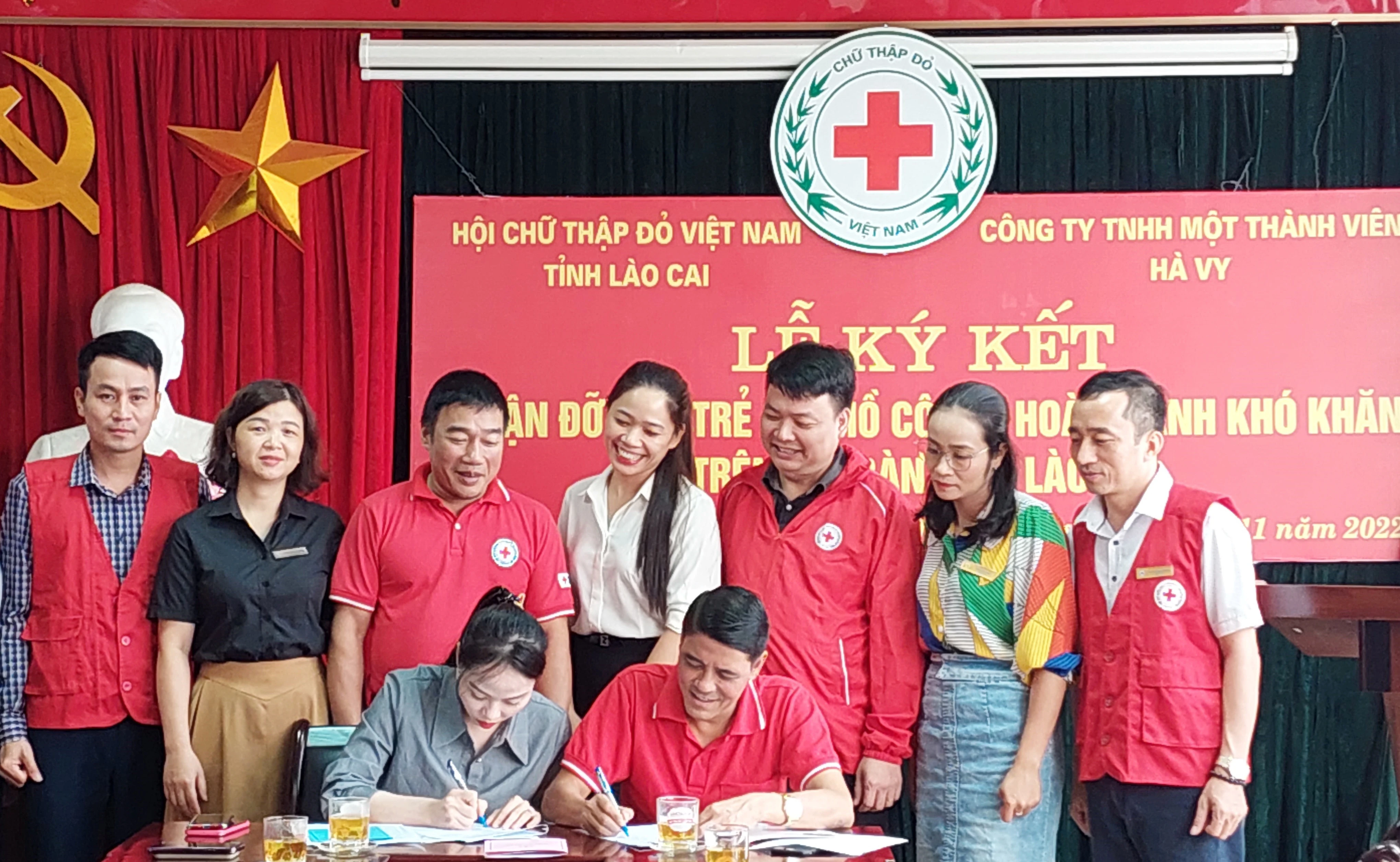 Đại diện lãnh đạo Hội Chữ thập đỏ tỉnh và Công ty TNHH MTV Hà Vy ký kết thỏa thuận.