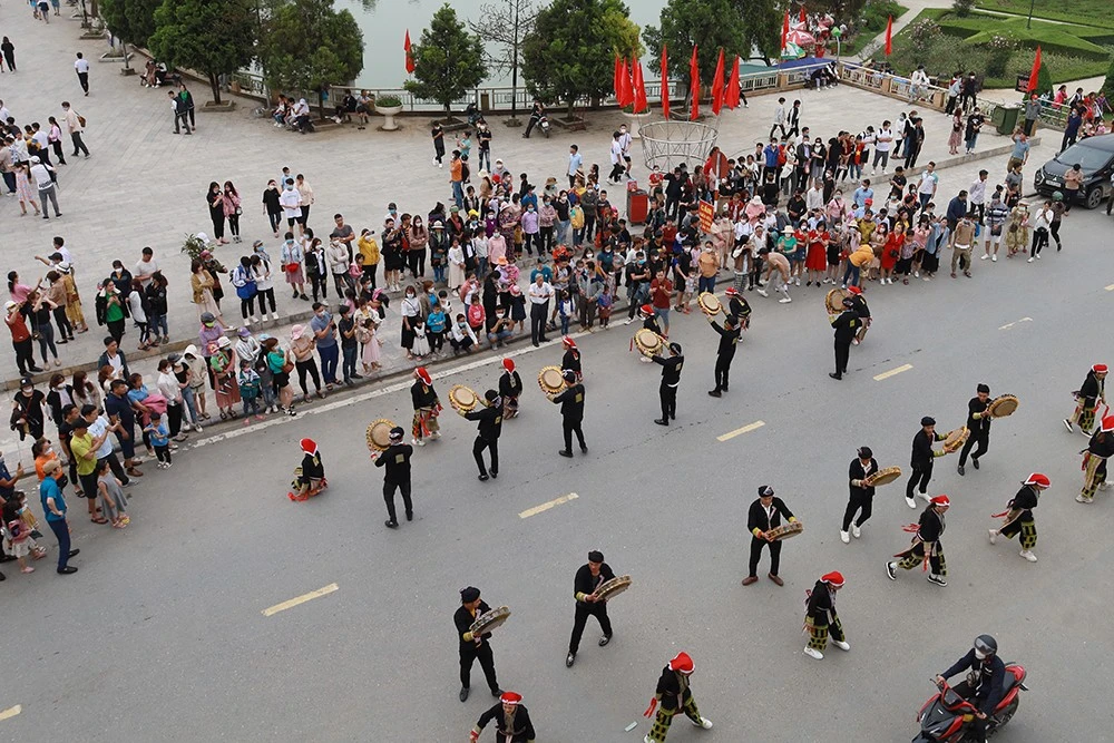 Múa trống là tiết mục mới của người Dao đỏ. Phân cảnh đi chợ phiên, bắt vợ của đồng bào dân tộc Mông đã để lại ấn tượng rất tốt với du khách. Du khách tập trung theo dõi các tiết mục biểu diễn. Nhiều du khách quốc tế hòa vào dòng người tham gia Carnaval đường phố Sa Pa. Du khách thích thú nhảy sạp cùng người dân bản địa.
