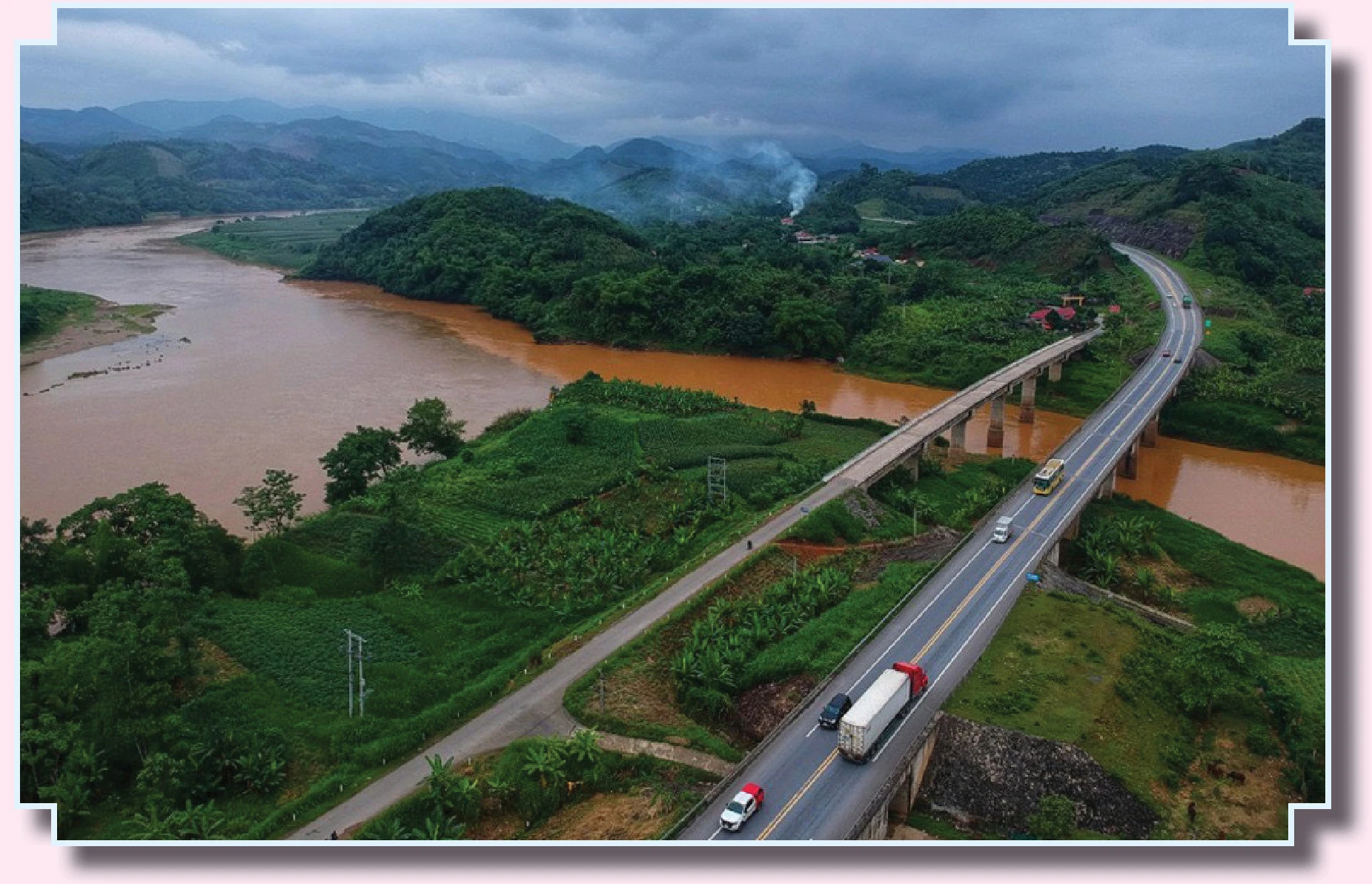 Tuyến đường cao tốc Nội Bài - Lào Cai góp phần thúc đẩy hoạt động giao thương trong nước và quốc tế.