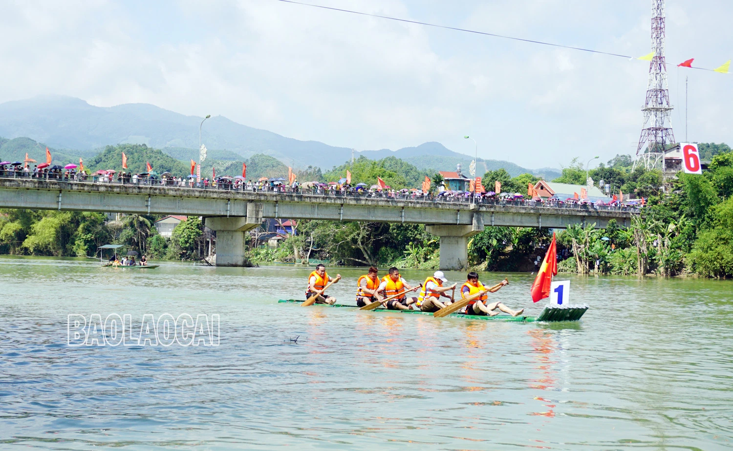 Các đội đua nhận được sự cổ vũ nhiệt tình của người dân địa phương và du khách. Các vòng đua diễn ra đầy kịch tính, hấp dẫn. Lực lượng cứu hộ, cảnh sát đường thủy luôn theo sát các đội đua. Trao giải Nhất cho đội đua mảng xã Phúc Khánh.