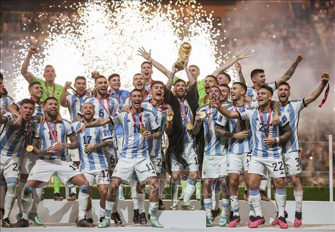 Giây phút đăng quang vô địch World Cup 2022 của cầu thủ vĩ đại nhất trong lịch sử Lionel Messi (giữa) cùng các đồng đội Argentina.