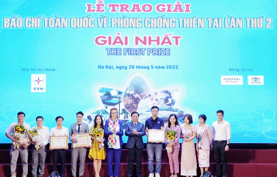 Bộ trưởng Bộ NN&PTNT, Phó Trưởng ban Thường trực Ban Chỉ đạo quốc gia về Phòng, chống thiên tai Lê Minh Hoan và Trưởng đại diện UNDP tại Việt Nam - bà Caitlin Wiesen trao giải Nhất cho tác giả, nhóm tác giả.