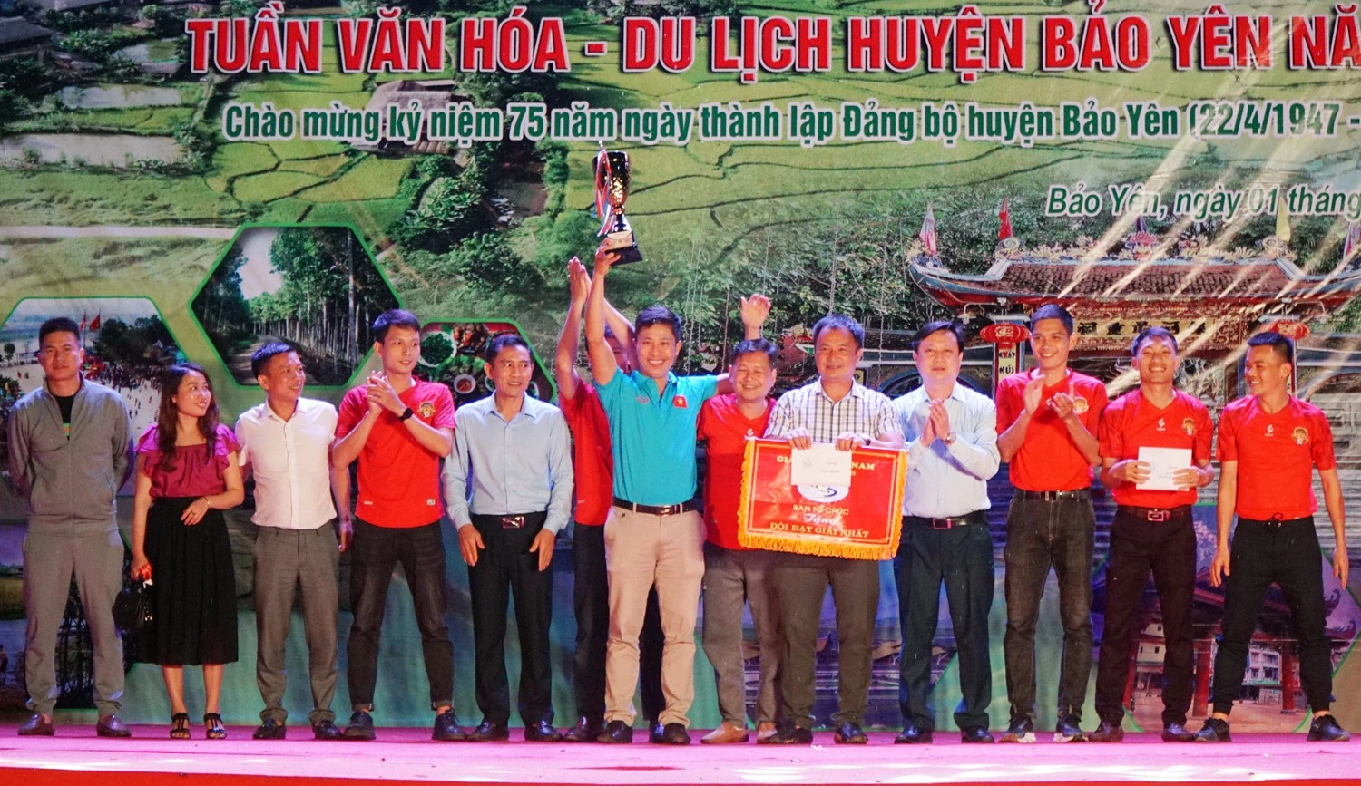 Trao giải Nhất Giải bóng đá nam huyện Bảo Yên. Trao giải Nhất Giải bóng đá nữ huyện Bảo Yên. Trao giải Nhất Giải bóng chuyền nam huyện Bảo Yên.