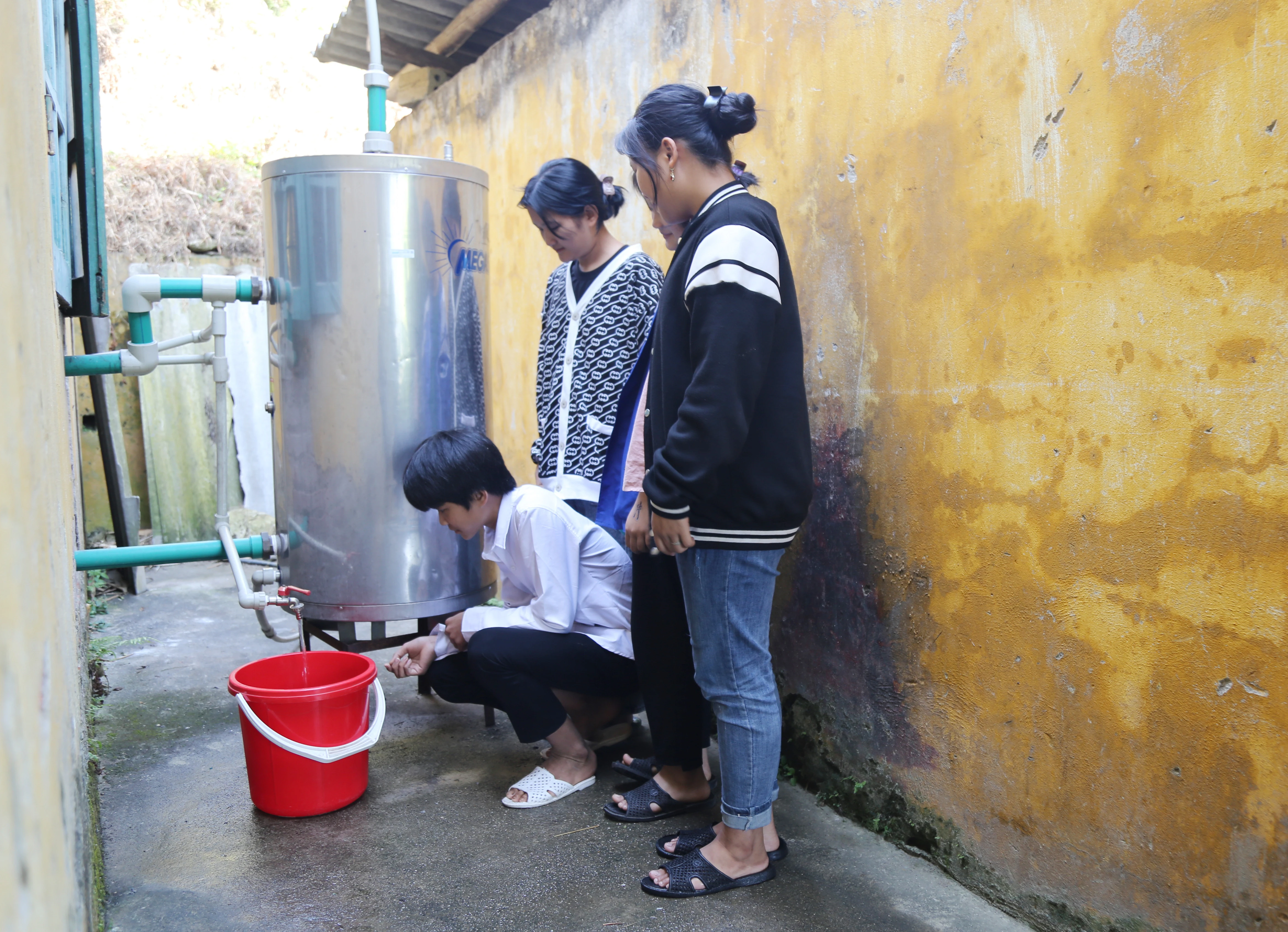 Học sinh bán trú có thể sử dụng nước nóng từ mô hình bếp đun đa năng.