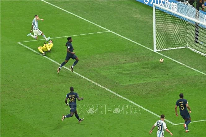 Tiền vệ Argentina Angel Di Maria (trái) dứt điểm nâng tỷ số trận đấu lên 2-0 trước Pháp.