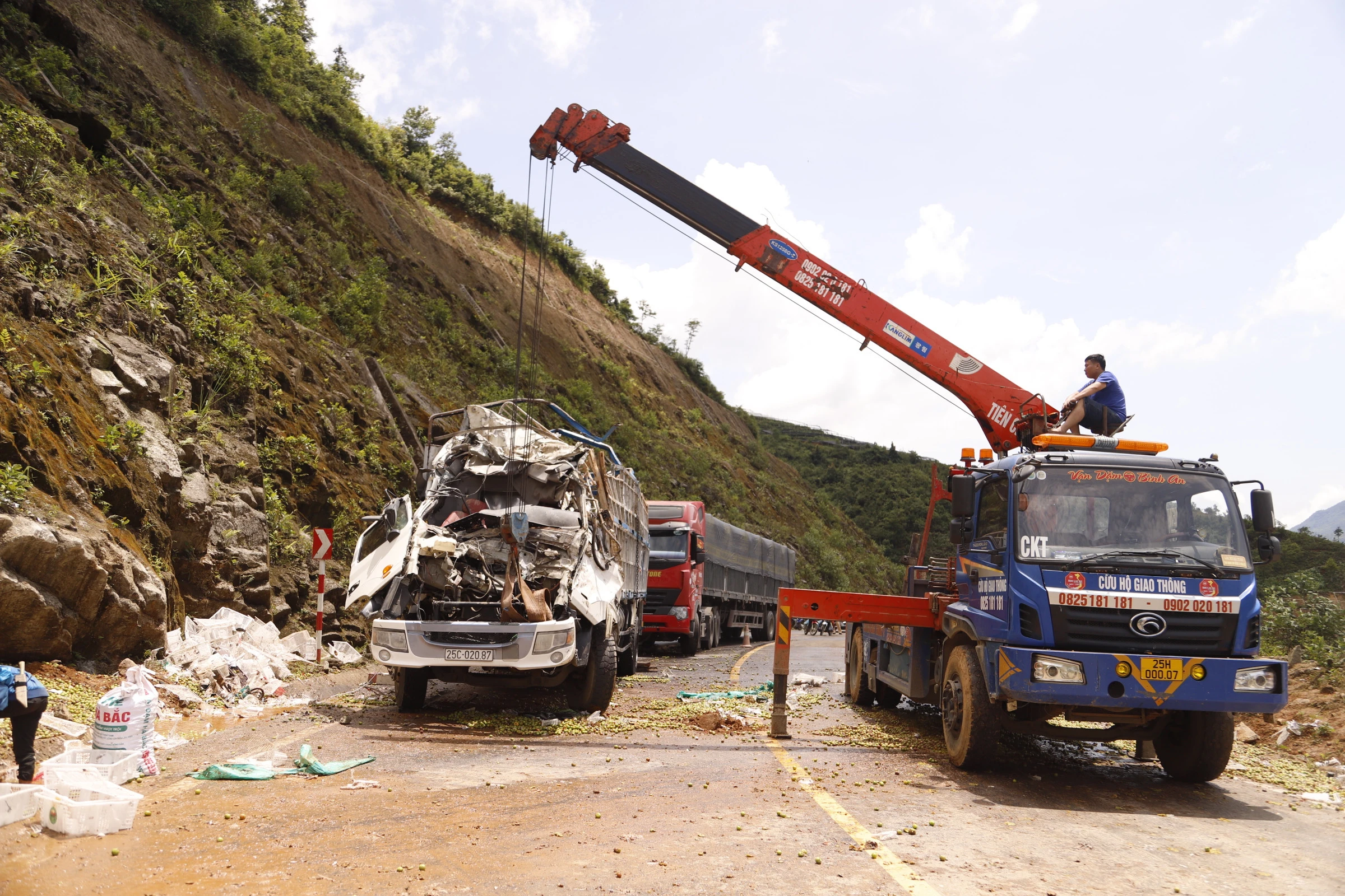 Hàng chục tấn hoa quả đổ tràn ra đường. Đến khoảng 11h30 phút cùng ngày, công tác cứu hộ đã hoàn tất.