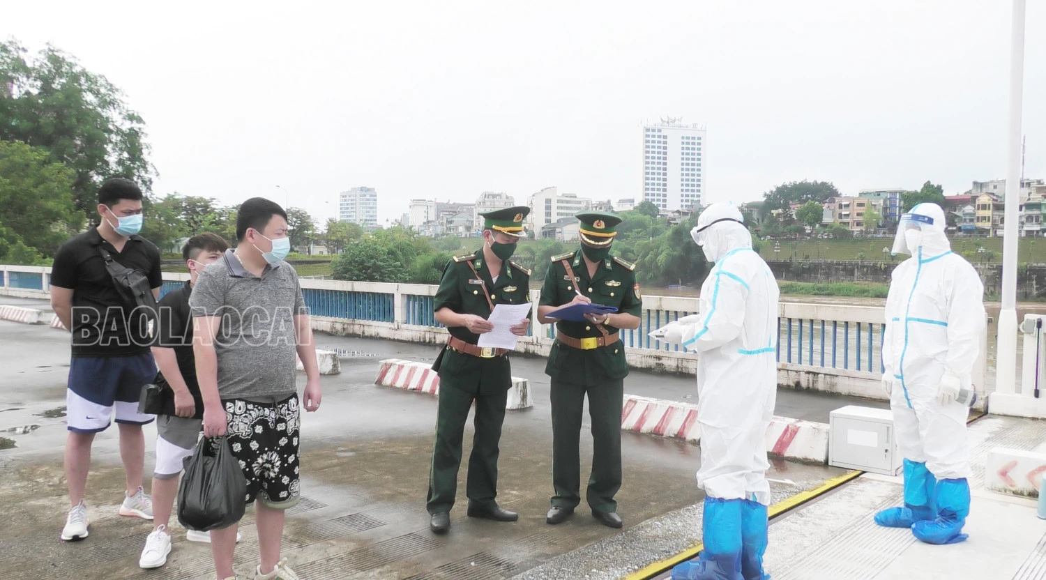 Lực lượng Bộ đội Biên phòng Lào Cai làm thủ tục bàn giao 3 đối tượng cho lực lượng chức năng Trung Quốc.