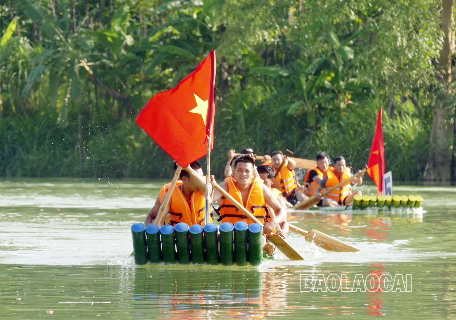 Các đội đua nhận được sự cổ vũ nhiệt tình của người dân địa phương và du khách. Các vòng đua diễn ra đầy kịch tính, hấp dẫn. Lực lượng cứu hộ, cảnh sát đường thủy luôn theo sát các đội đua. Trao giải Nhất cho đội đua mảng xã Phúc Khánh.