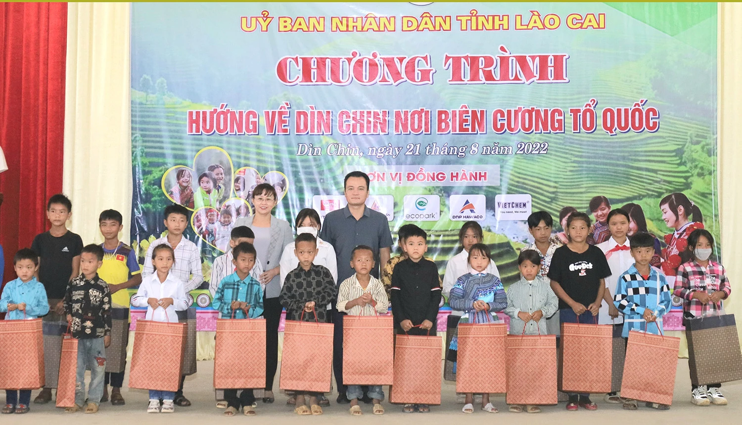 Trao quà và học bổng cho học sinh có hoàn cảnh khó khăn.