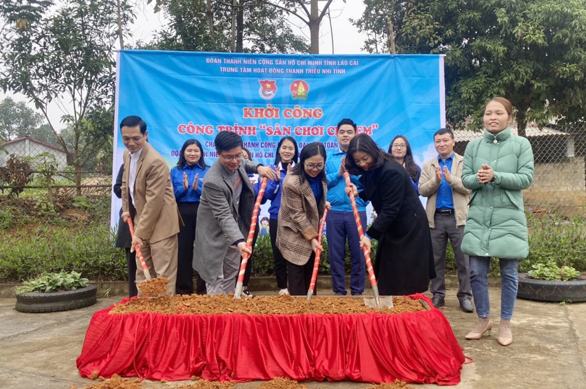 Khởi công công trình "Sân chơi cho em" tại phân hiệu Trà Chẩu, Trường Tiểu học số 2 xã Sơn Hà.