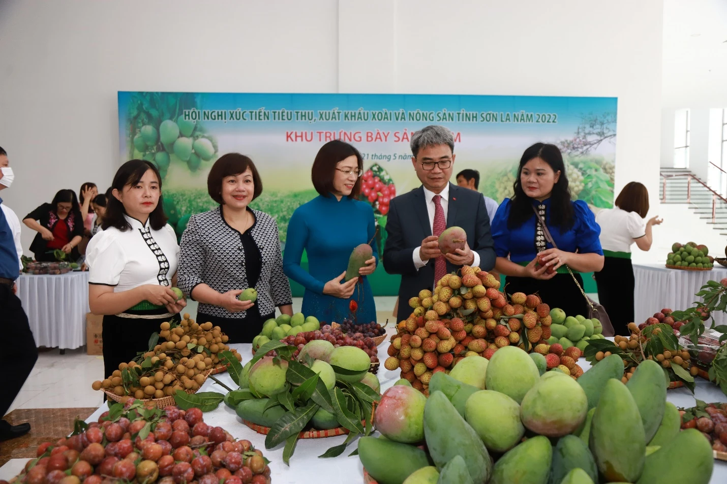 Các đại biểu tham quan gian hàng trưng bày sản phẩm.