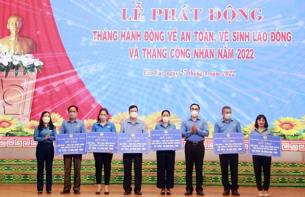 LĐLĐ tỉnh trao kinh phí hỗ trợ làm nhà “Mái ấm công đoàn” cho các địa phương.