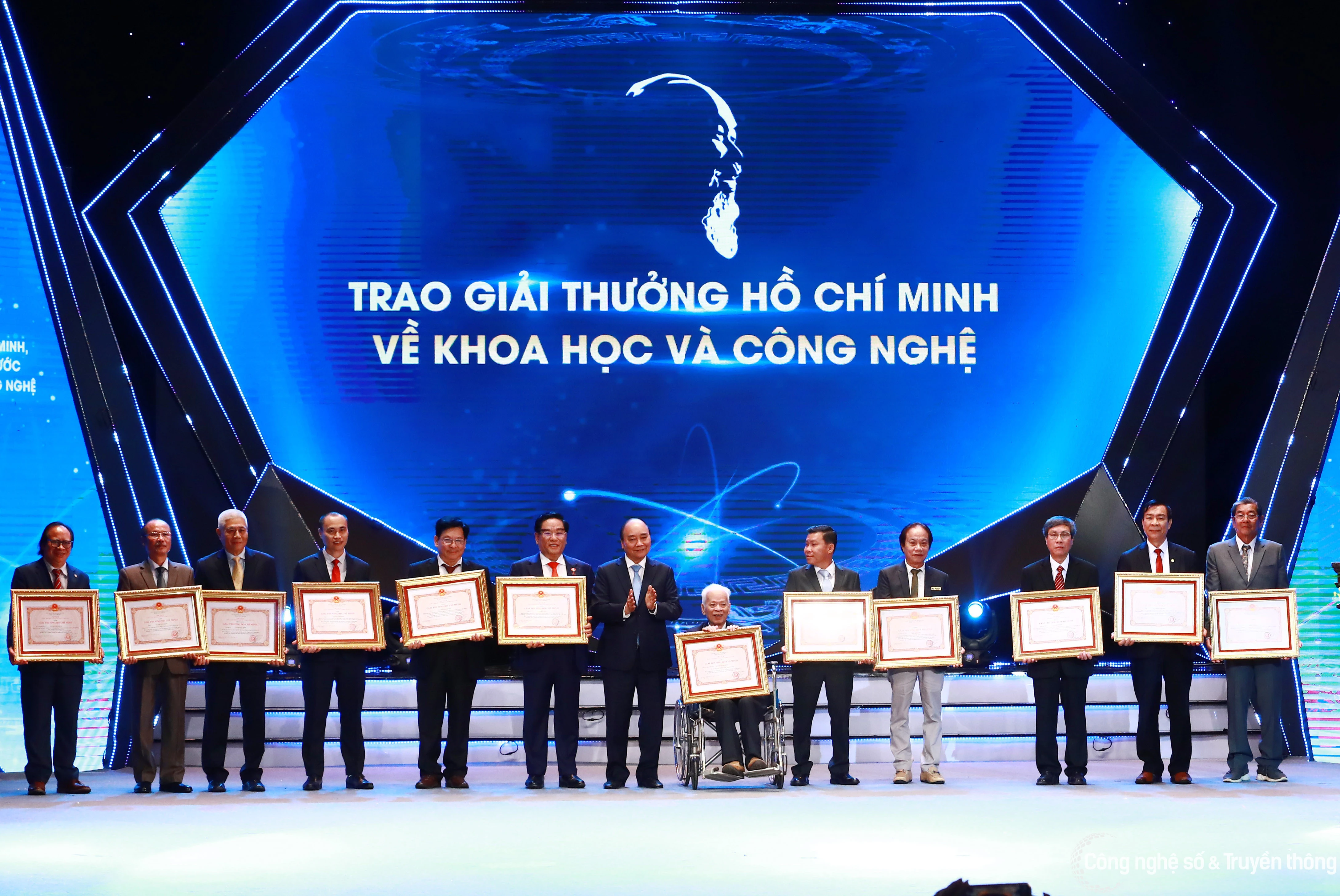 Chủ tịch nước Nguyễn Xuân Phúc trao Giải thưởng Hồ Chí Minh cho tác giả, đại diện tác giả, đại diện đồng tác giả của 12 công trình, cụm công trình được tặng Giải thưởng Hồ Chí Minh.