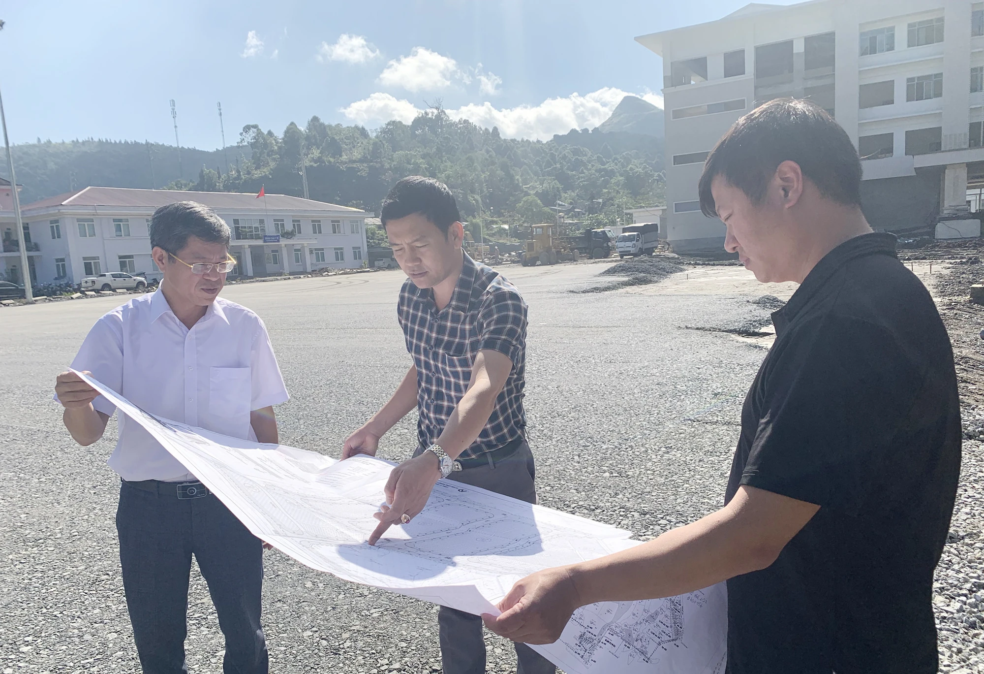 Cần khẩn trương triển khai dự án xây dựng hạ tầng kỹ thuật đô thị kết nối với Bệnh viện Đa khoa huyện Mường Khương ảnh 3