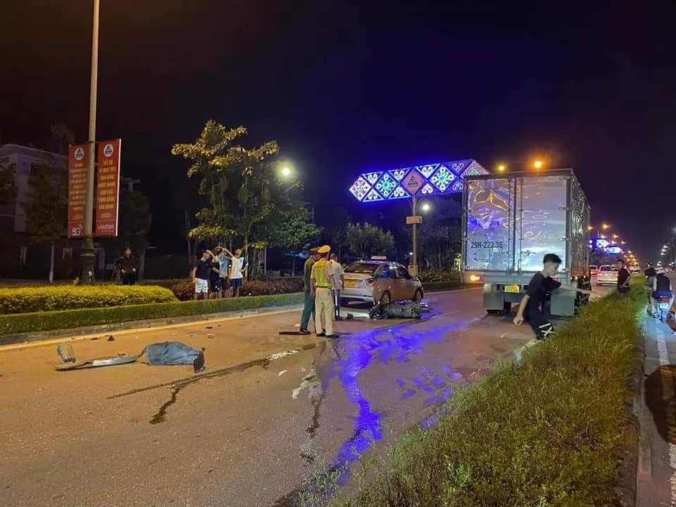 Điều khiển mô tô ngược chiều vào đường dành cho ô tô, nam thanh niên bị tông gãy chân ảnh 1