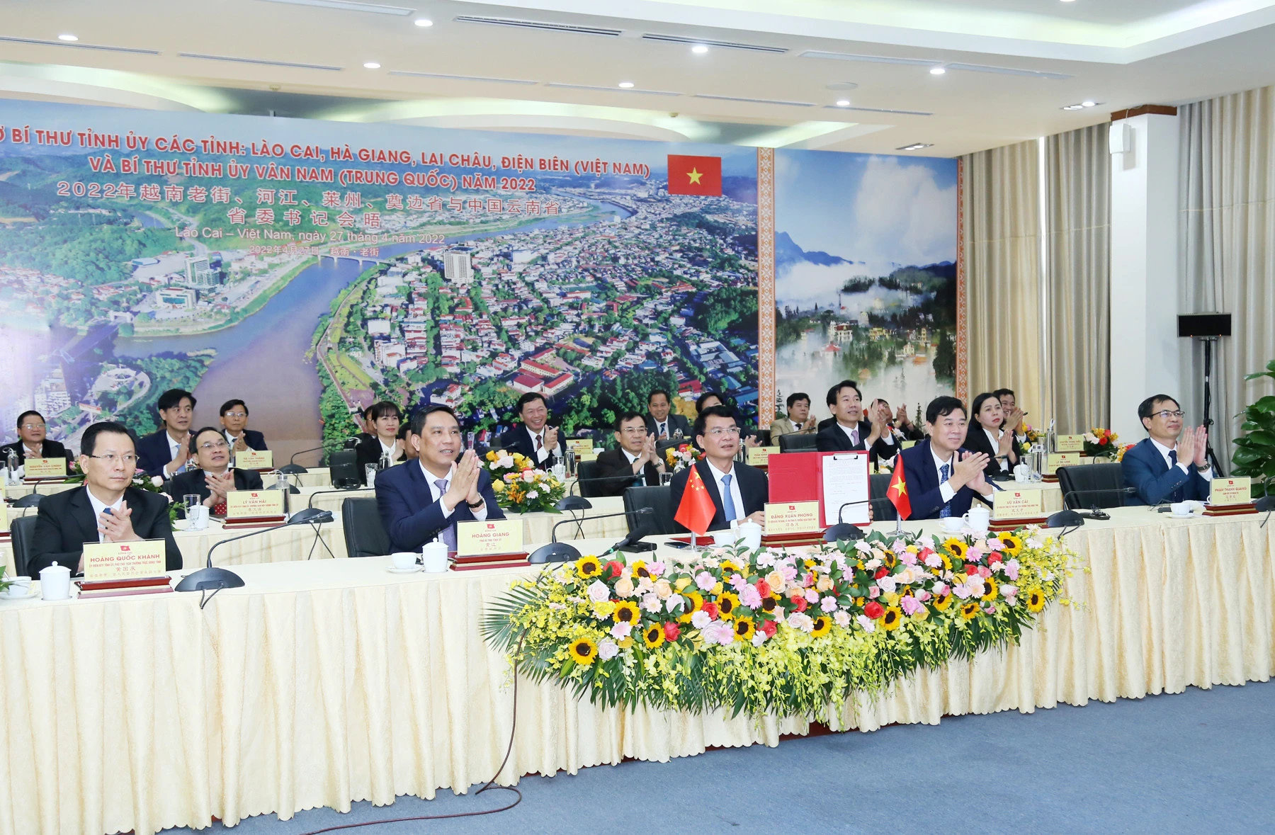 Bí thư Tỉnh ủy Đặng Xuân Phong tham dự hội nghị trực tuyến giữa Bí thư Tỉnh ủy 4 tỉnh biên giới Tây Bắc gồm Lào Cai, Hà Giang, Lai Châu, Điện Biên (Việt Nam) với Bí thư Tỉnh ủy Vân Nam (Trung Quốc).