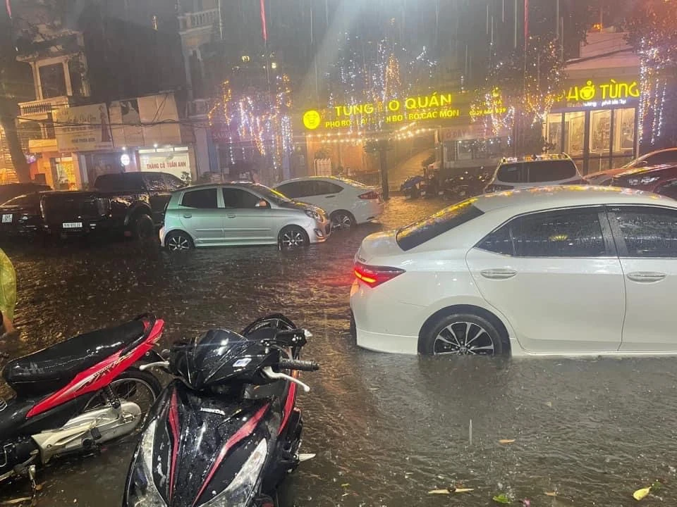 Mưa lớn, nhiều tuyến đường ở thành phố Lào Cai ngập sâu trong nước ảnh 3