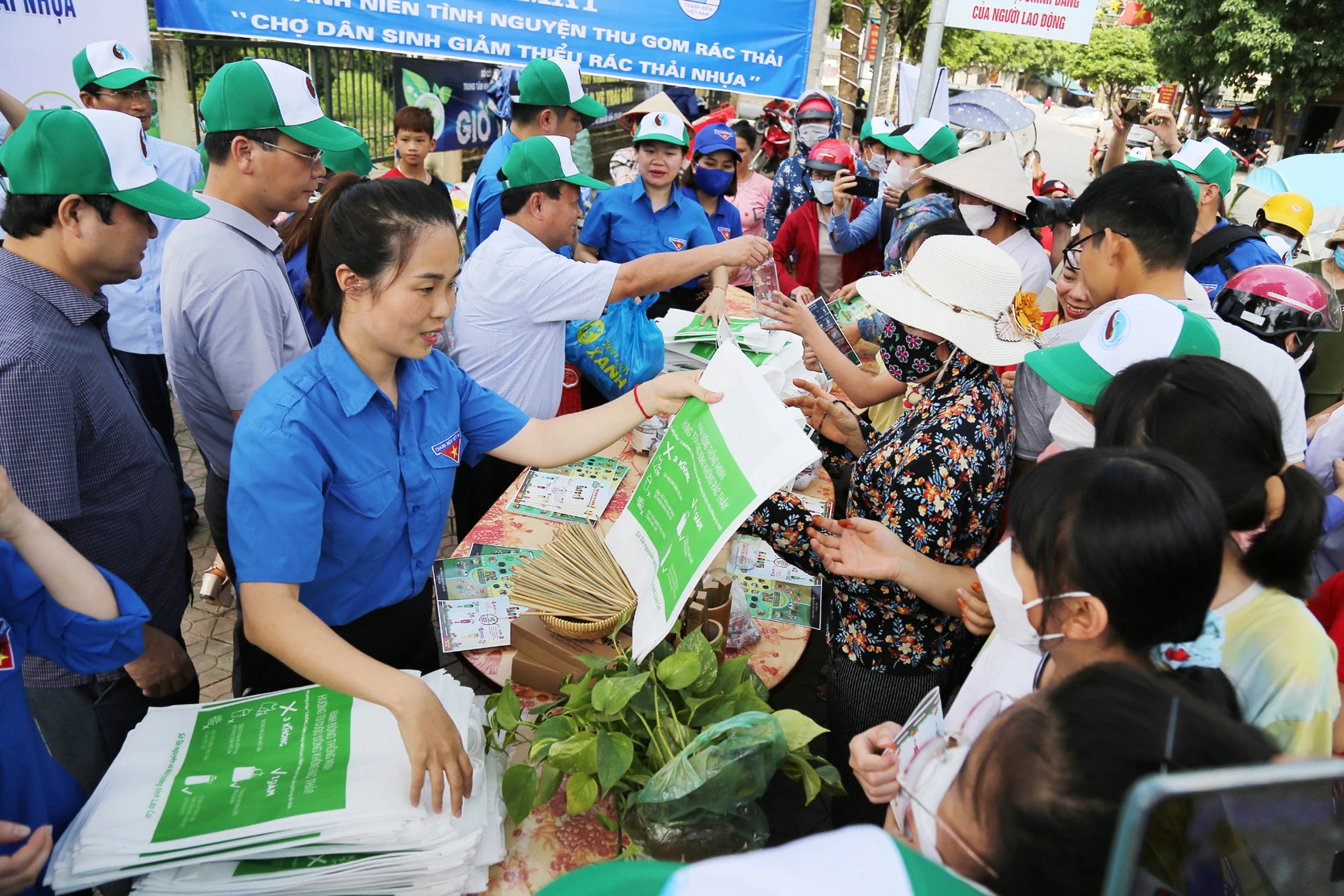 Phó Chủ tịch UBND tỉnh Nguyễn Trọng Hài và các đại biểu trồng cây anh đào tại khuôn viên khu vực hội trường UBND huyện Mường Khương. Đổi rác thải nhựa trong sinh hoạt lấy đồ dùng.