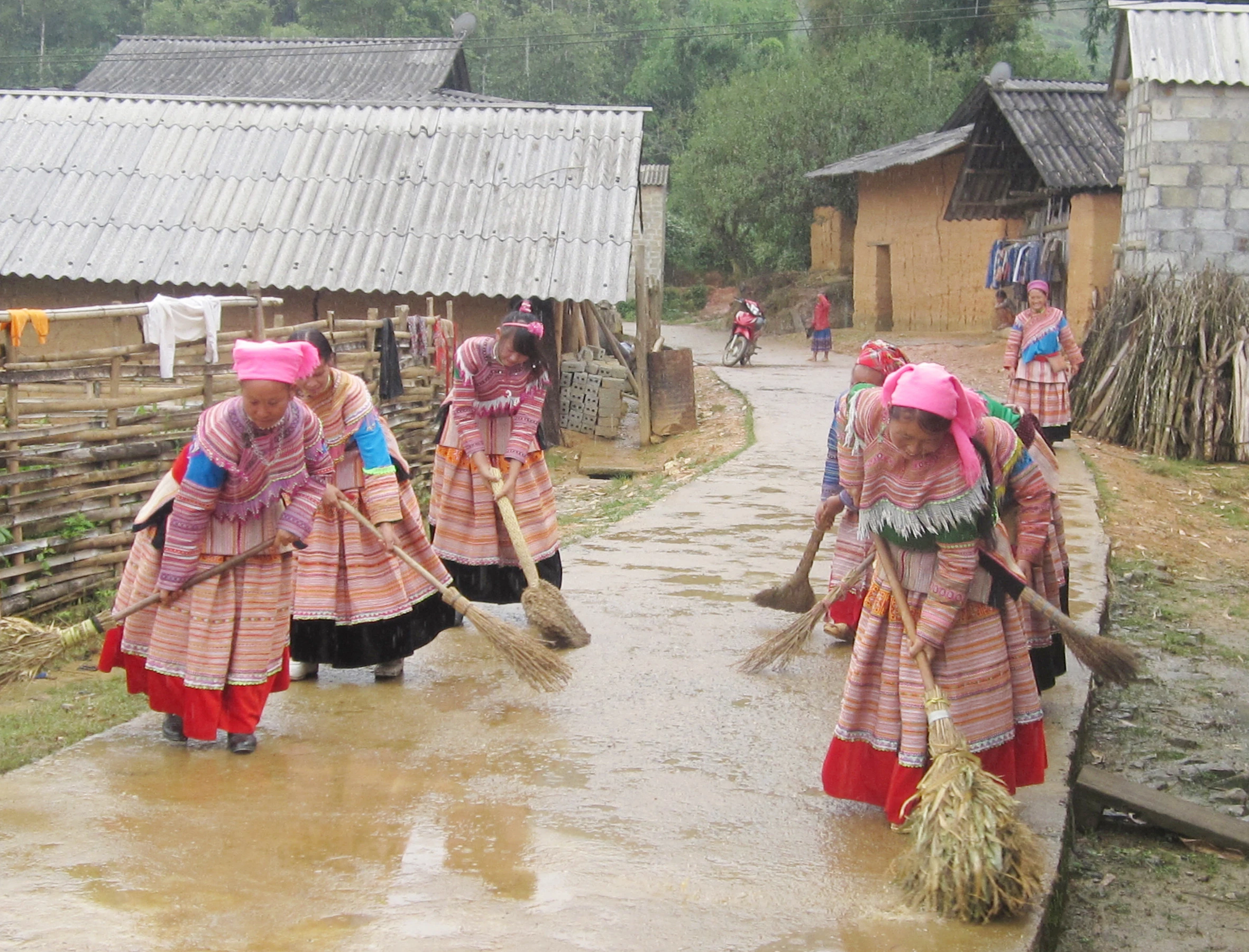 Người dân thường xuyên phát quang cây cỏ và quét dọn đường giao thông nông thôn.