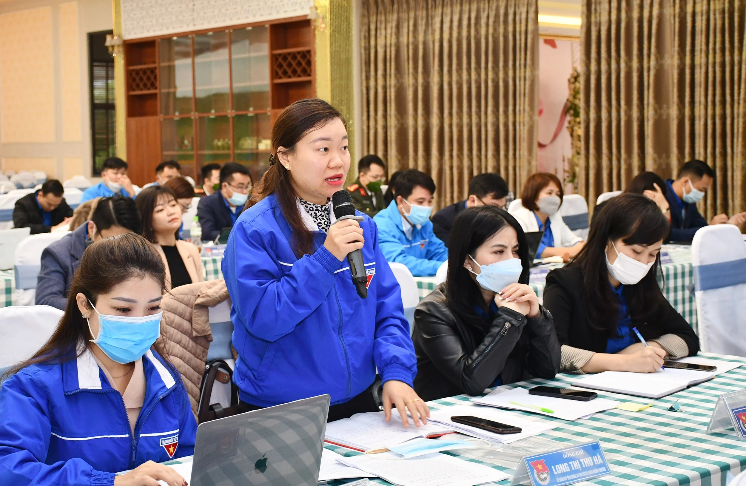 Đại biểu nêu ý kiến.