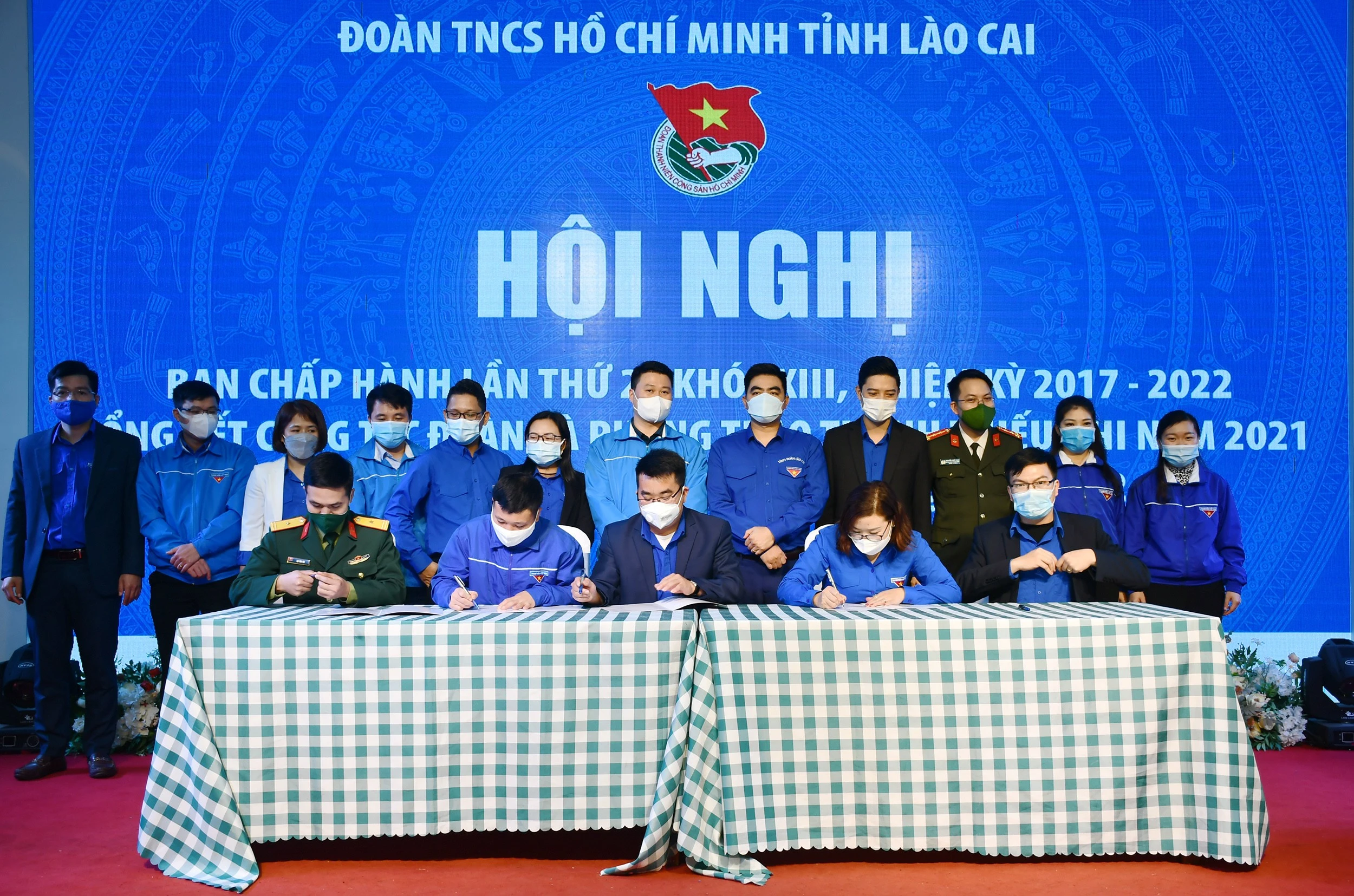 Các đơn vị ký giao ước thi đua thực hiện năm 2022.