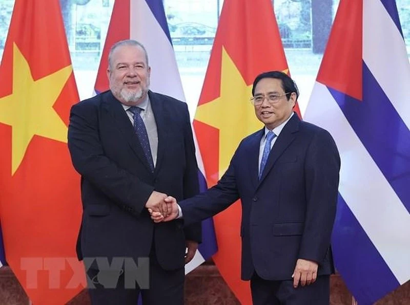 Thủ tướng Phạm Minh Chính và Thủ tướng Cuba Manuel Marrero Cruz chụp ảnh chung.