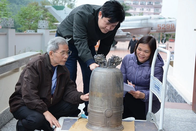 Tiến sĩ Nguyễn Văn Quang, Chủ tịch Hội khoa học và lịch sử tỉnh Yên Bái (đeo kính) cùng cán bộ Bảo tàng tỉnh Yên Bái kiểm tra hiện vật.