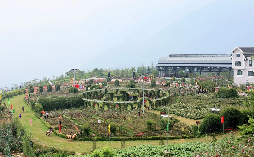 Xuất phát đua vòng sơ loại bảng A. Cuộc đua diễn ra tại khu vực vườn hồng Ga đi cáp treo. Đường đua kịch tính, hấp dẫn.