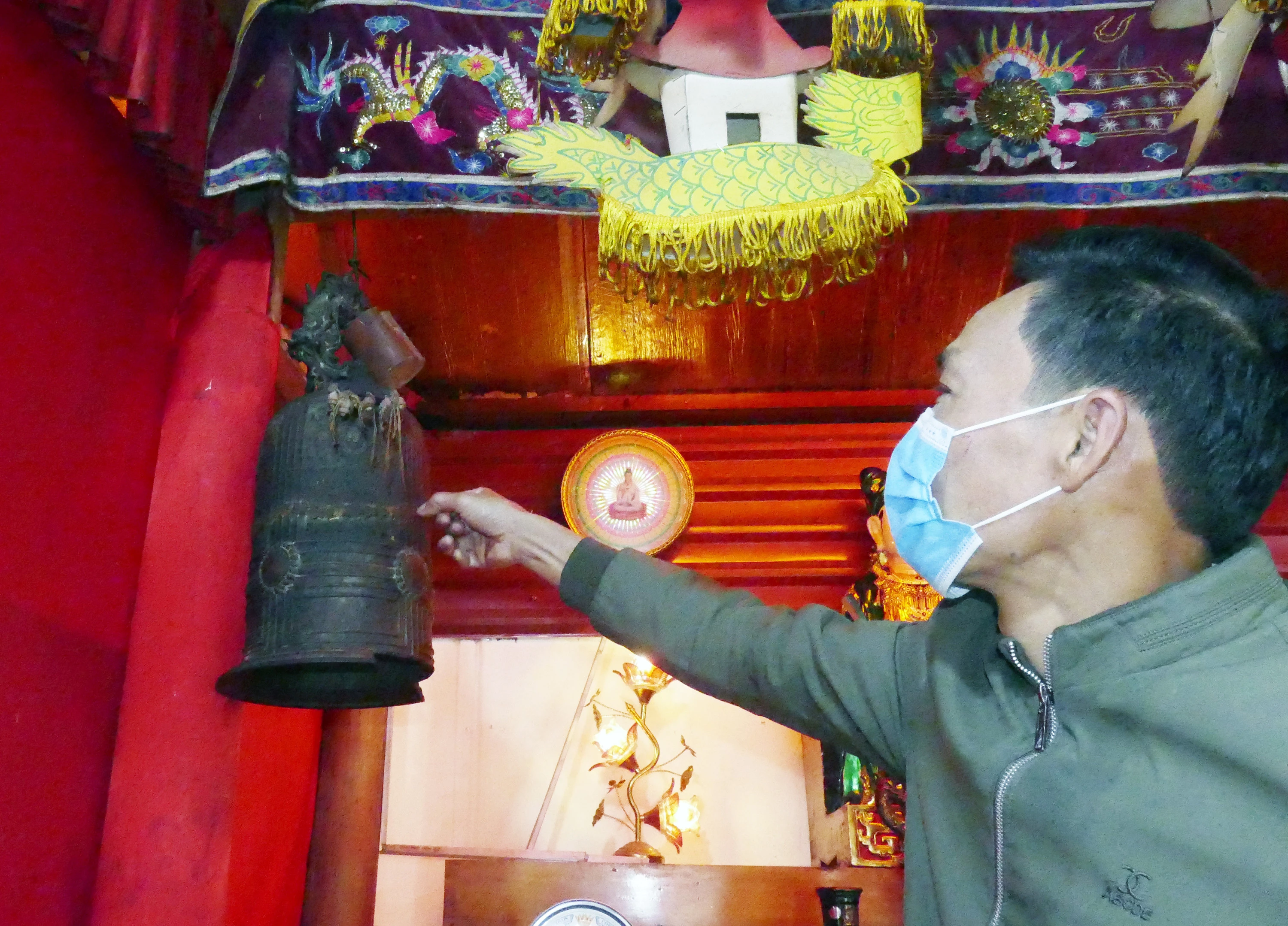 Nhiều hiện vật cổ có niên đại trên 100 năm được lưu giữ tại đền Đồng Ân.