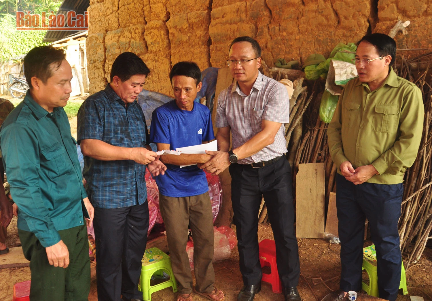 Phó Chủ tịch chuyên trách Ủy ban An toàn giao thông Quốc gia Khuất Việt Hùng thăm hỏi, động viên thân nhân các nạn nhân vụ lật thuyền tại xã Bản Mế ảnh 3
