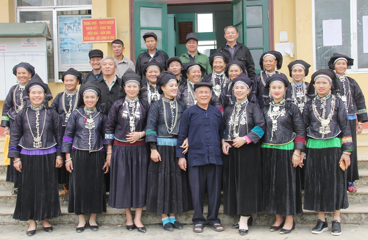 Nghệ nhân Hoàng Xín Hòa (đứng giữa, hàng đầu), xã Nấm Lư, huyện Mường Khương.