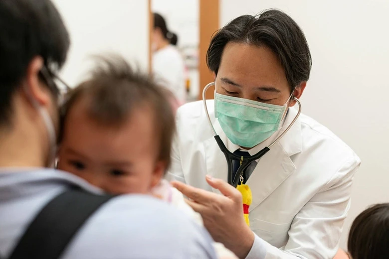 Nhật Bản cấp phép sử dụng vaccine ngừa COVID-19 cho trẻ từ 6 tháng tuổi ảnh 1