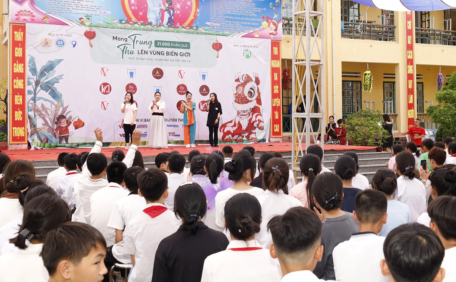Gần 21.000 phần quà trung thu đến với trẻ em huyện Bát Xát ảnh 1