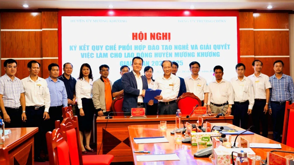 Lãnh đạo Trường Cao đẳng Than - Khoáng sản Việt Nam và lãnh đạo huyện Mường Khương ký kết quy chế phối hợp.