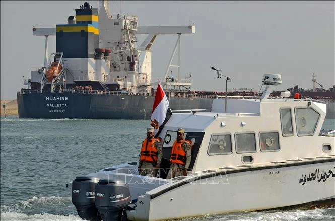 Tàu thuyền đi lại qua kênh đào Suez, Ai Cập.