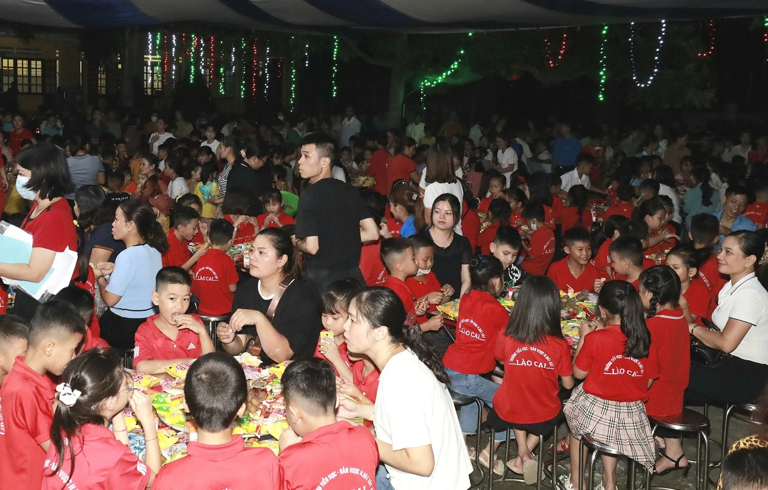 Gần 21.000 phần quà trung thu đến với trẻ em huyện Bát Xát ảnh 9
