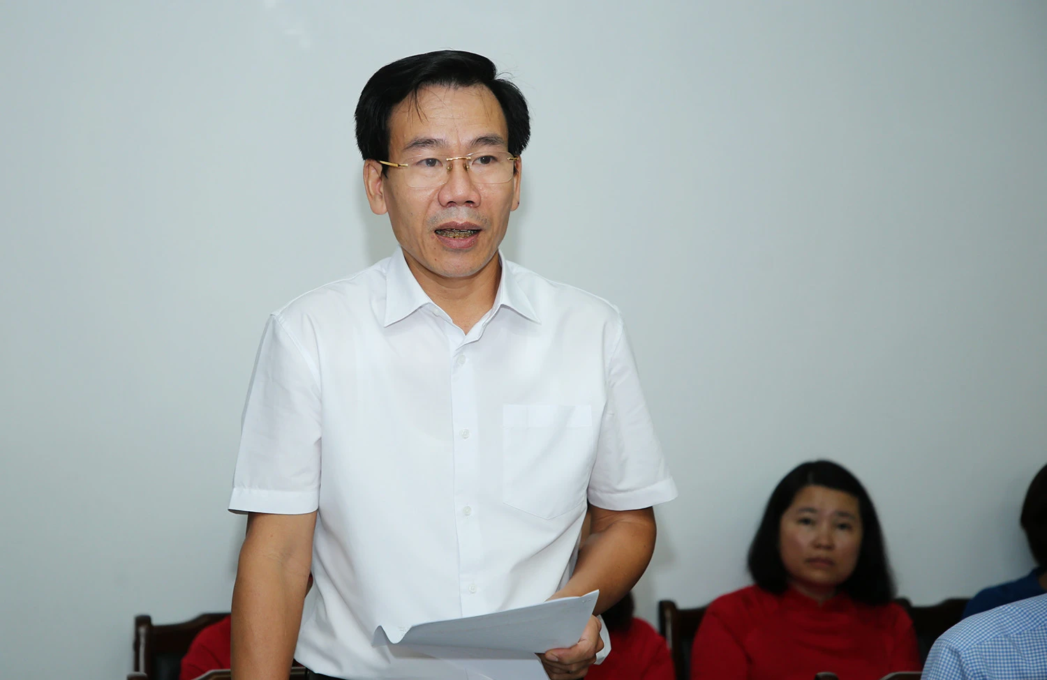 Các đại biểu phát biểu ý kiến tại buổi làm việc với Báo Lào Cai.