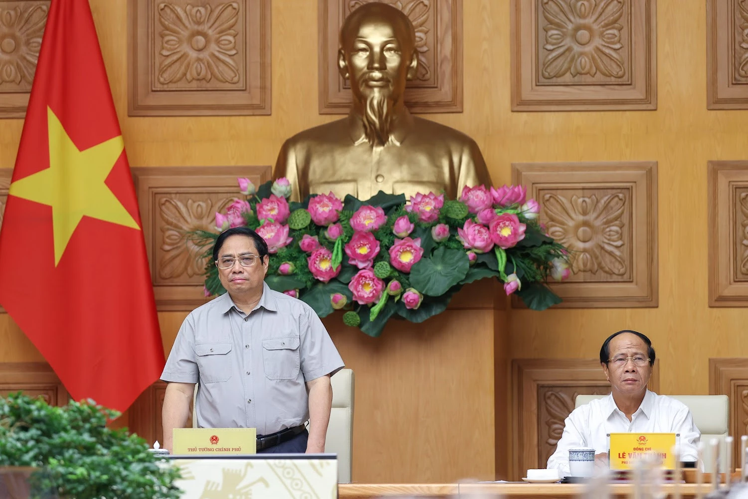 Thủ tướng Chính phủ Phạm Minh Chính, Phó Thủ tướng Lê Văn Thành, Trưởng Ban Chỉ đạo Trung ương về phòng chống thiên tai, chủ trì cuộc họp khẩn ứng phó với bão số 4 sáng 27/9.