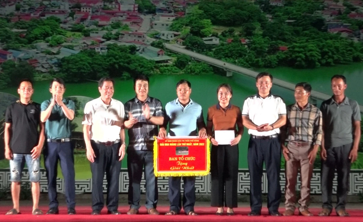 Các đội đua nhận được sự cổ vũ nhiệt tình của người dân địa phương và du khách. Các vòng đua diễn ra đầy kịch tính, hấp dẫn. Lực lượng cứu hộ, cảnh sát đường thủy luôn theo sát các đội đua. Trao giải Nhất cho đội đua mảng xã Phúc Khánh.